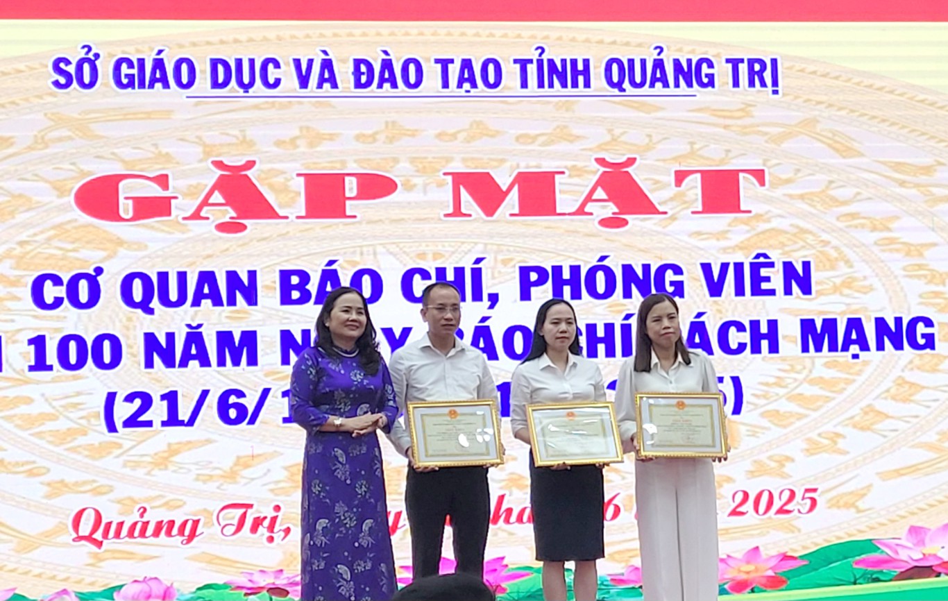 Lãnh đạo Sở GD&ĐT khen thưởng các tập thể có nhiều thành tích trong công tác tuyên truyền