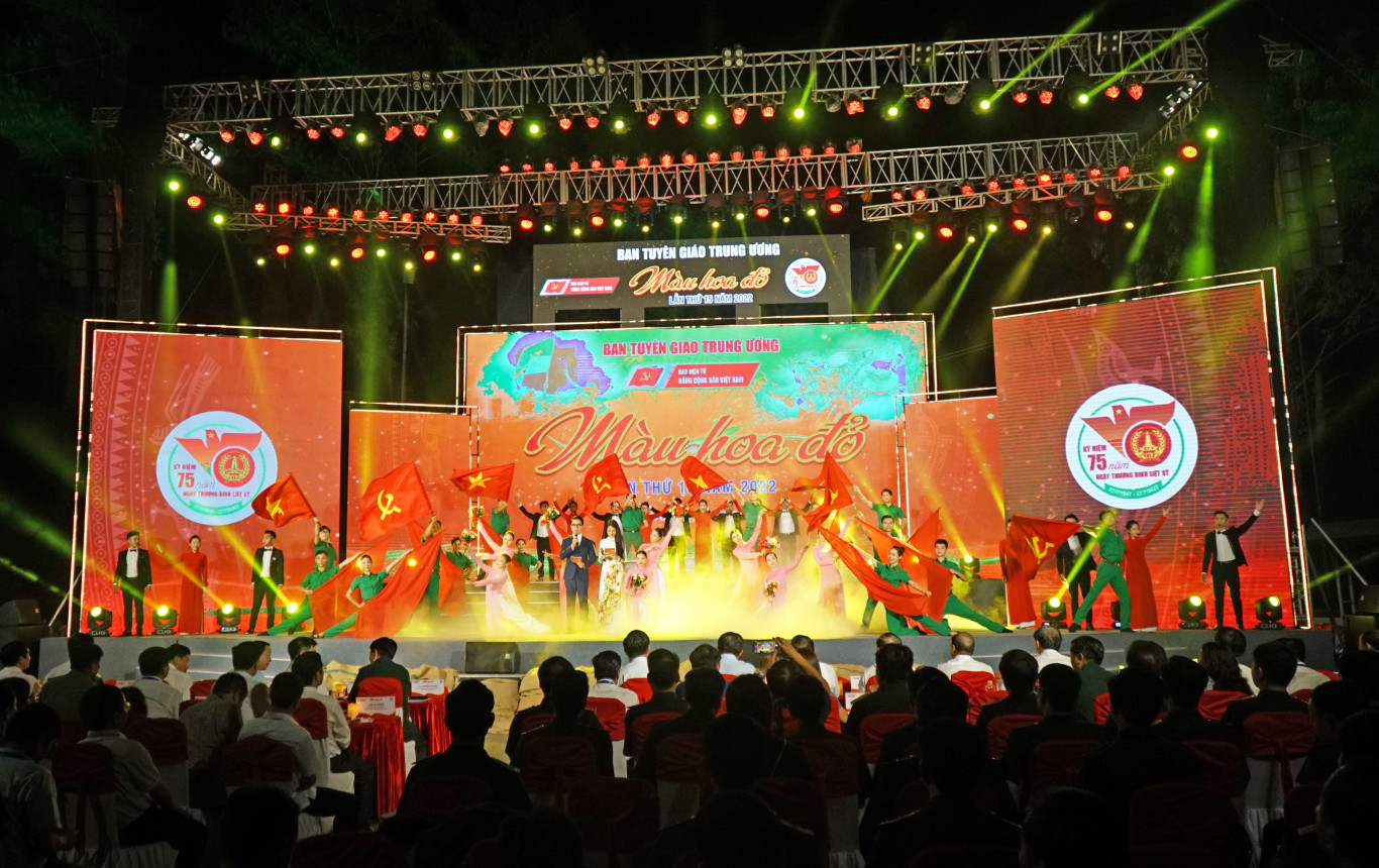 Tiết mục văn nghệ trong chương tr&igrave;nh nghệ thuật ''M&agrave;u hoa đỏ'' tại Nghĩa trang Liệt sỹ Quốc gia Trường Sơn