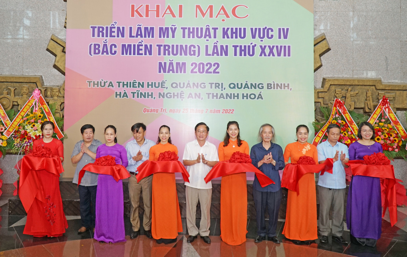 Đại biểu cắt băng khai mạc ph&ograve;ng triển l&atilde;m Mỹ thuật khu vực IV