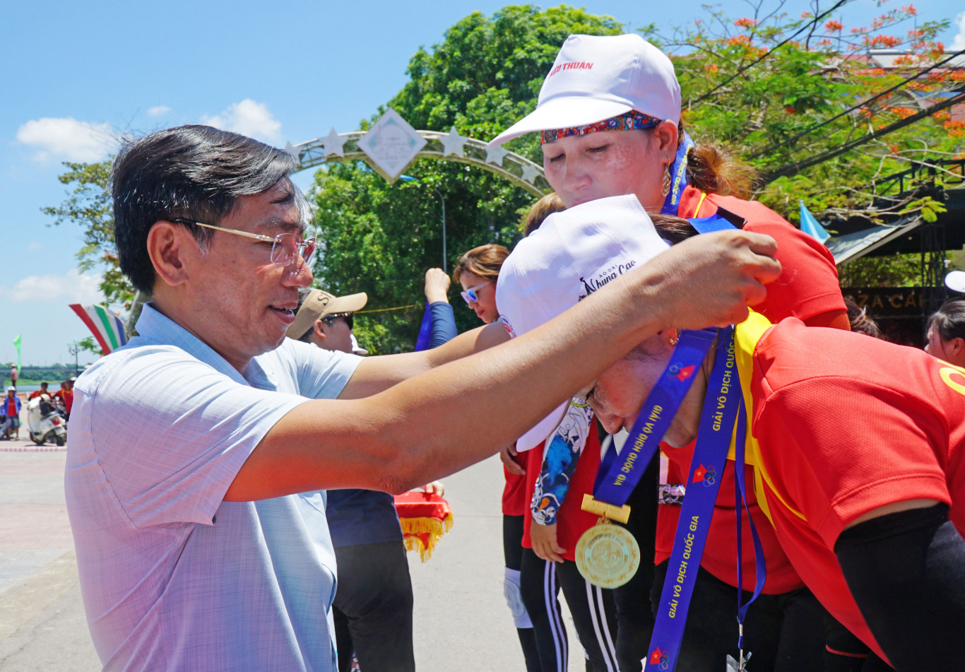 Ban tổ chức trao Huy chương v&agrave;ng cho đội Quảng Trị với cự ly đua 200m thuyền 12 nữ