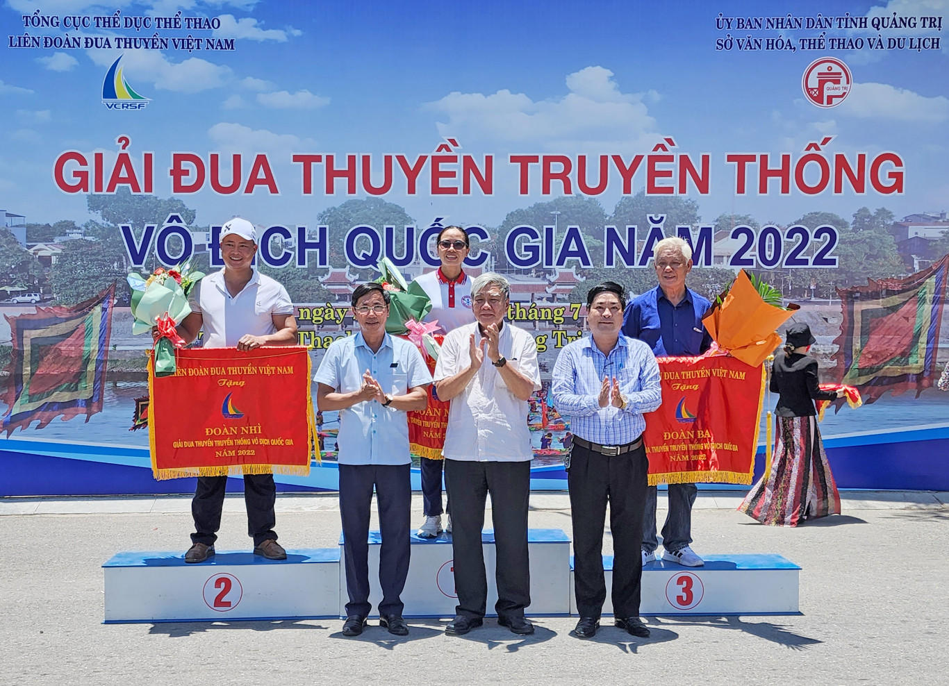 Ban tổ chức trao Giải Nhất, Nh&igrave;, Ba to&agrave;n Đo&agrave;n cho c&aacute;c đội tham gia