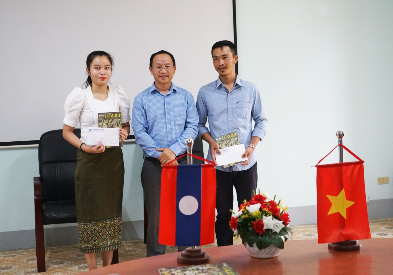 Tạp ch&iacute; Cửa Việt trao 2 phần qu&agrave; hỗ trợ sinh vi&ecirc;n L&agrave;o (tại trường CĐSP Quảng Trị) trong năm học mới