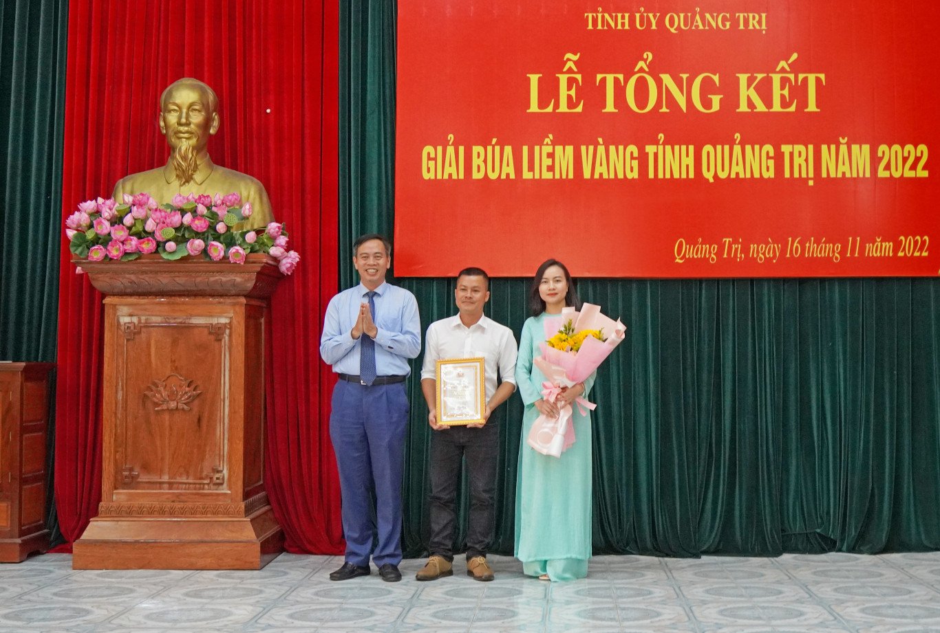 Ph&oacute; B&iacute; thư Thường trực Tỉnh ủy, Chủ tịch HĐND tỉnh, Trưởng Ban Tổ chức Giải B&uacute;a liềm v&agrave;ng tỉnh Quảng Trị năm 2022 Nguyễn Đăng Quang trao giải Nhất cho nh&oacute;m t&aacute;c giả - Ảnh: Hồ Thanh
