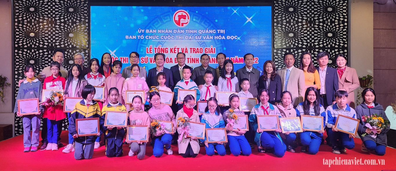 Ban tổ chức c&ugrave;ng đại biểu v&agrave; c&aacute;c em học sinh đoạt giải chụp h&igrave;nh lưu niệm