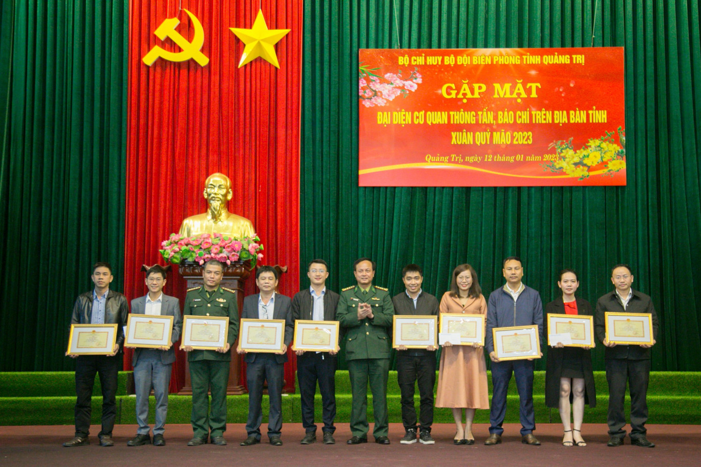 BCH BĐBP tỉnh khen thưởng cho c&aacute;c c&aacute; nh&acirc;n