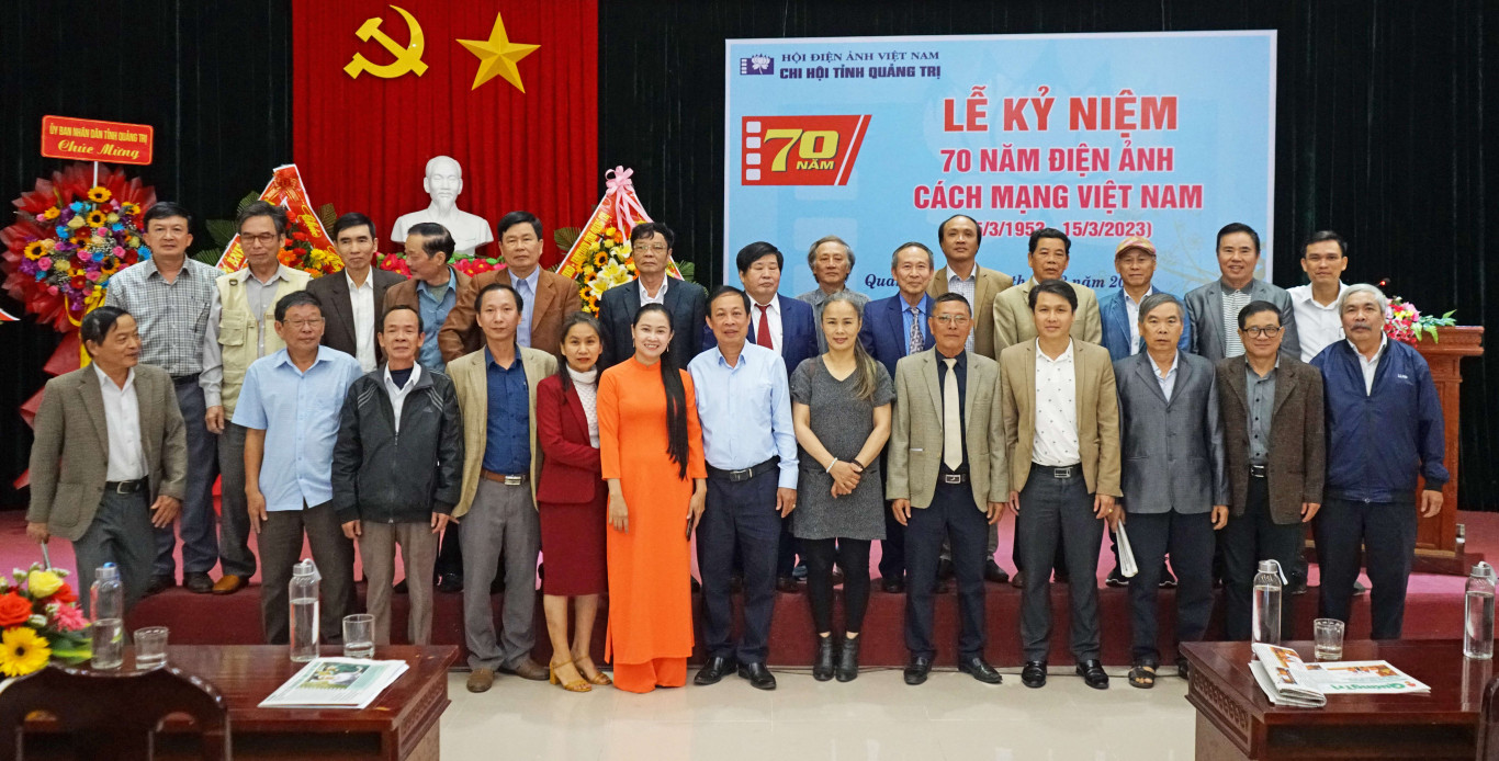 Đại biểu v&agrave; Chi hội Điện ảnh Quảnh Trị chụp h&igrave;nh lưu niệm tại Lễ kỷ niệm