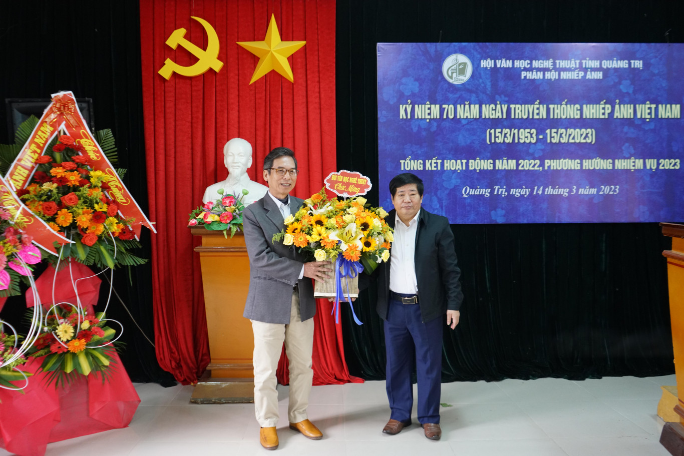 Nh&agrave; thơ Nguyễn Văn D&ugrave;ng - Chủ tịch Hội Văn học Nghệ thuật tỉnh trao lẵng hoa ch&uacute;c mừng Chi hội nhiếp ảnh Quảng Trị nh&acirc;n ng&agrave;y truyền thống Nhiếp ảnh Việt Nam