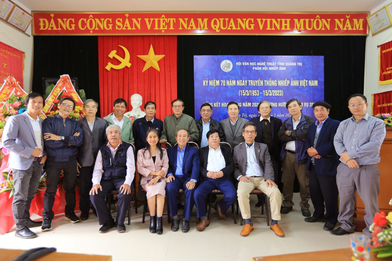 Đại biểu v&agrave; hội vi&ecirc;n chụp ảnh kỷ niệm nh&acirc;n ng&agrave;y truyền thống Nhiếp ảnh Việt Nam