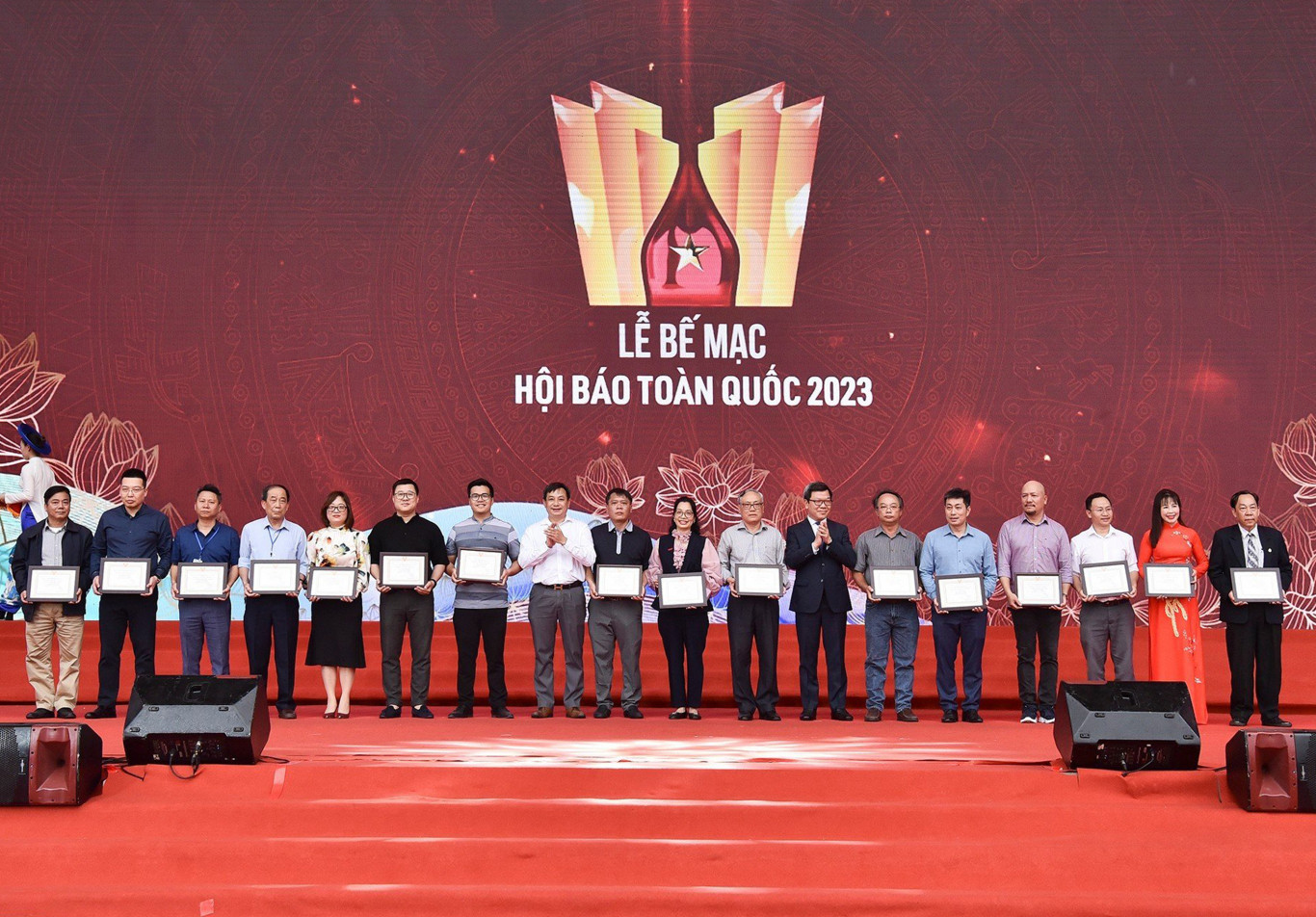 Tạp ch&iacute; Cửa Việt nhận giải Khuyến kh&iacute;ch b&igrave;a b&aacute;o Tết ấn tượng năm 2023