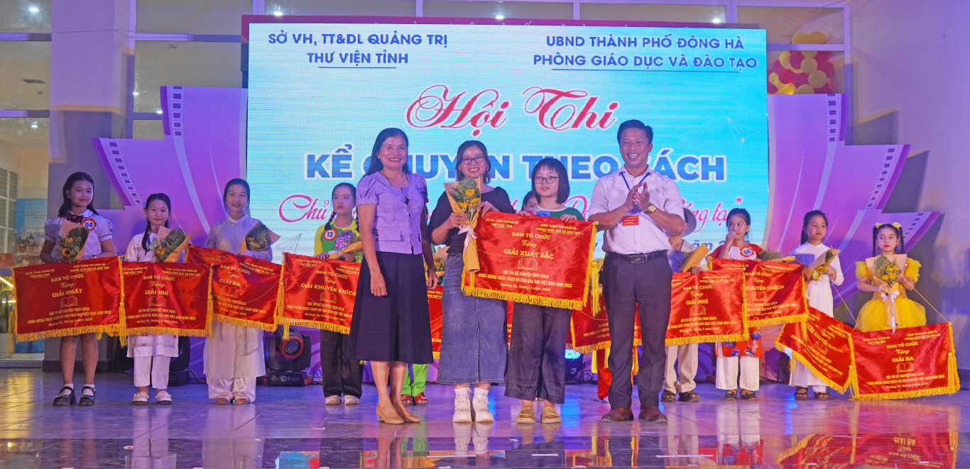 Ban tổ chức đ&atilde; trao giải xuất sắc cho Trường TH & THCS Phường 3