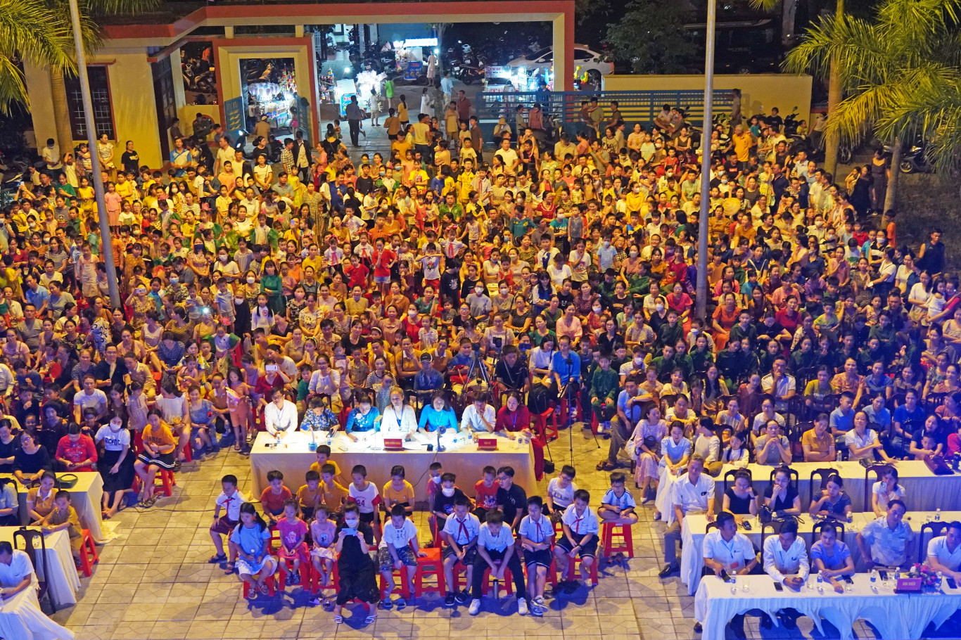 Đại biểu v&agrave; kh&aacute;ch mời theo d&otilde;i hội thi