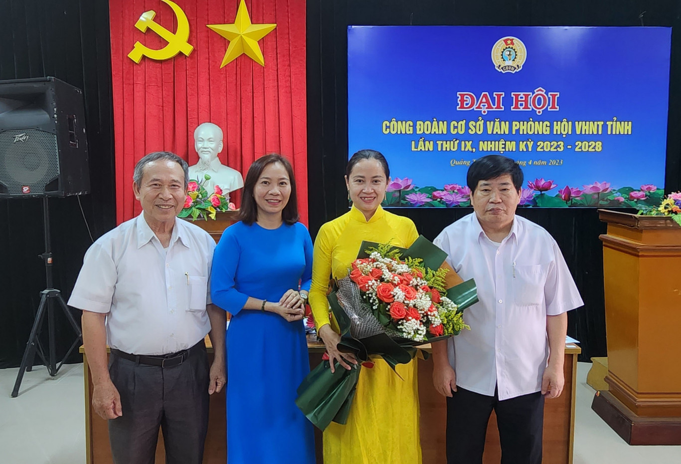 B&agrave; Đ&agrave;o Thị Phương Thảo (người thứ hai từ phải qua) được Đại hội t&iacute;n nhiệm bầu Chủ tịch CĐCS Văn ph&ograve;ng Hội VHNT nhiệm kỳ 2023 - 2028