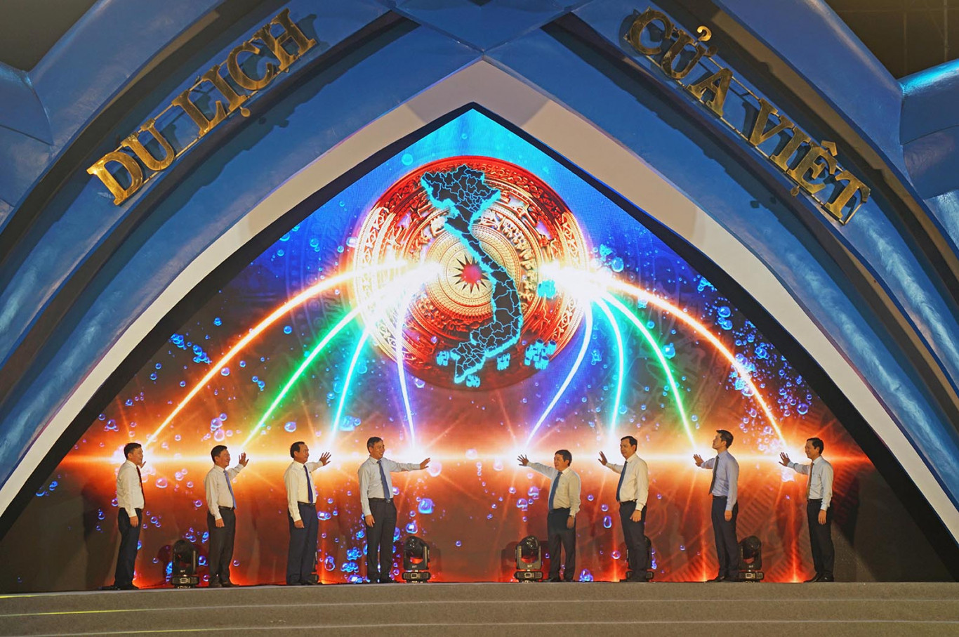 C&aacute;c đại biểu thực hiện nghi thức chạm tay tr&ecirc;n m&agrave;n h&igrave;nh LED khai mạc Lễ hội Văn h&oacute;a - Ẩm thực Việt Nam năm 2023 tại Quảng Trị