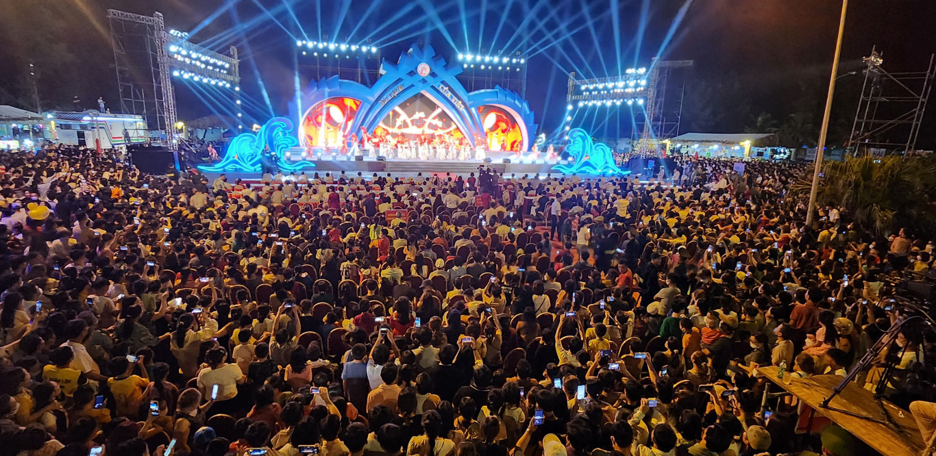 Người d&acirc;n địa phương v&agrave; du kh&aacute;ch đến dự khai mạc Lễ hội Văn h&oacute;a - Ẩm thực Việt Nam 2023 tại Quảng Trị