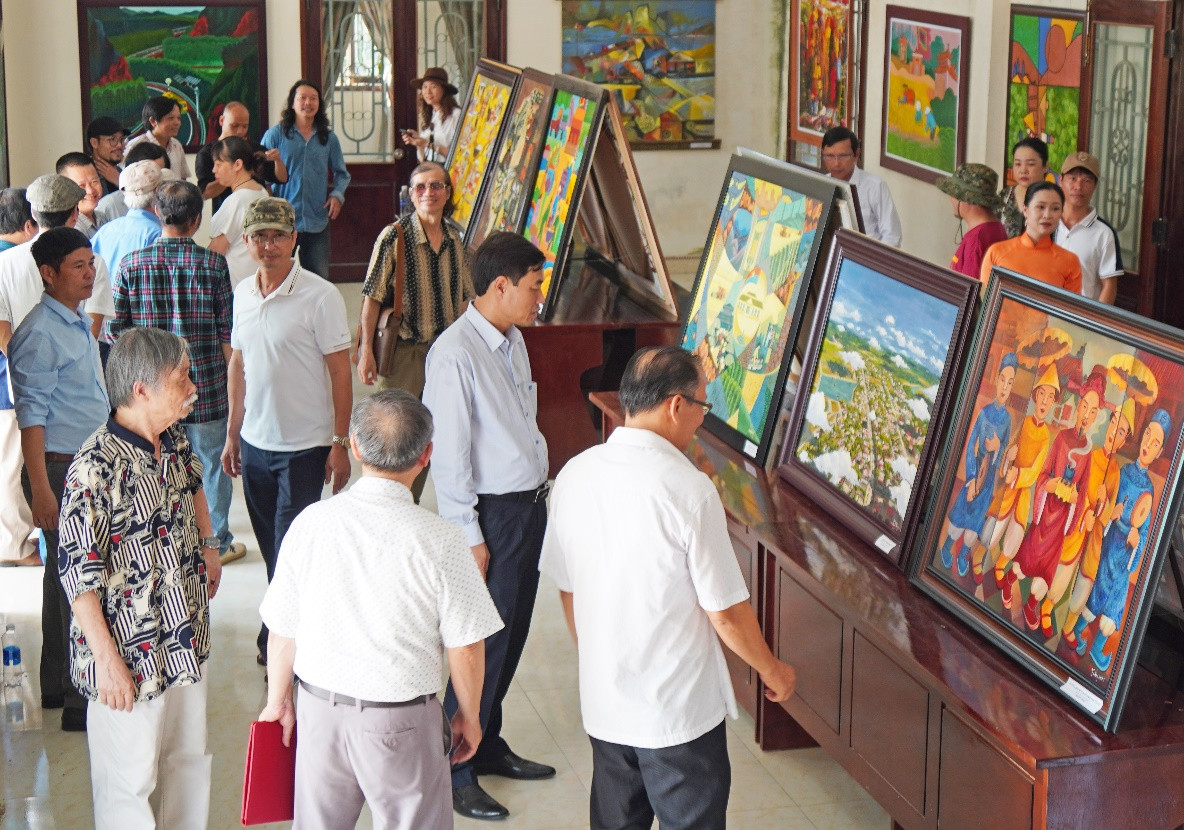 Đại biểu xem c&aacute;c t&aacute;c phẩm tại triển l&atilde;m