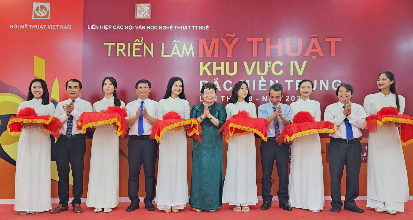Ban tổ chức cắt băng khai mạc Triển l&atilde;m Mỹ thuật Bắc Miền Trung