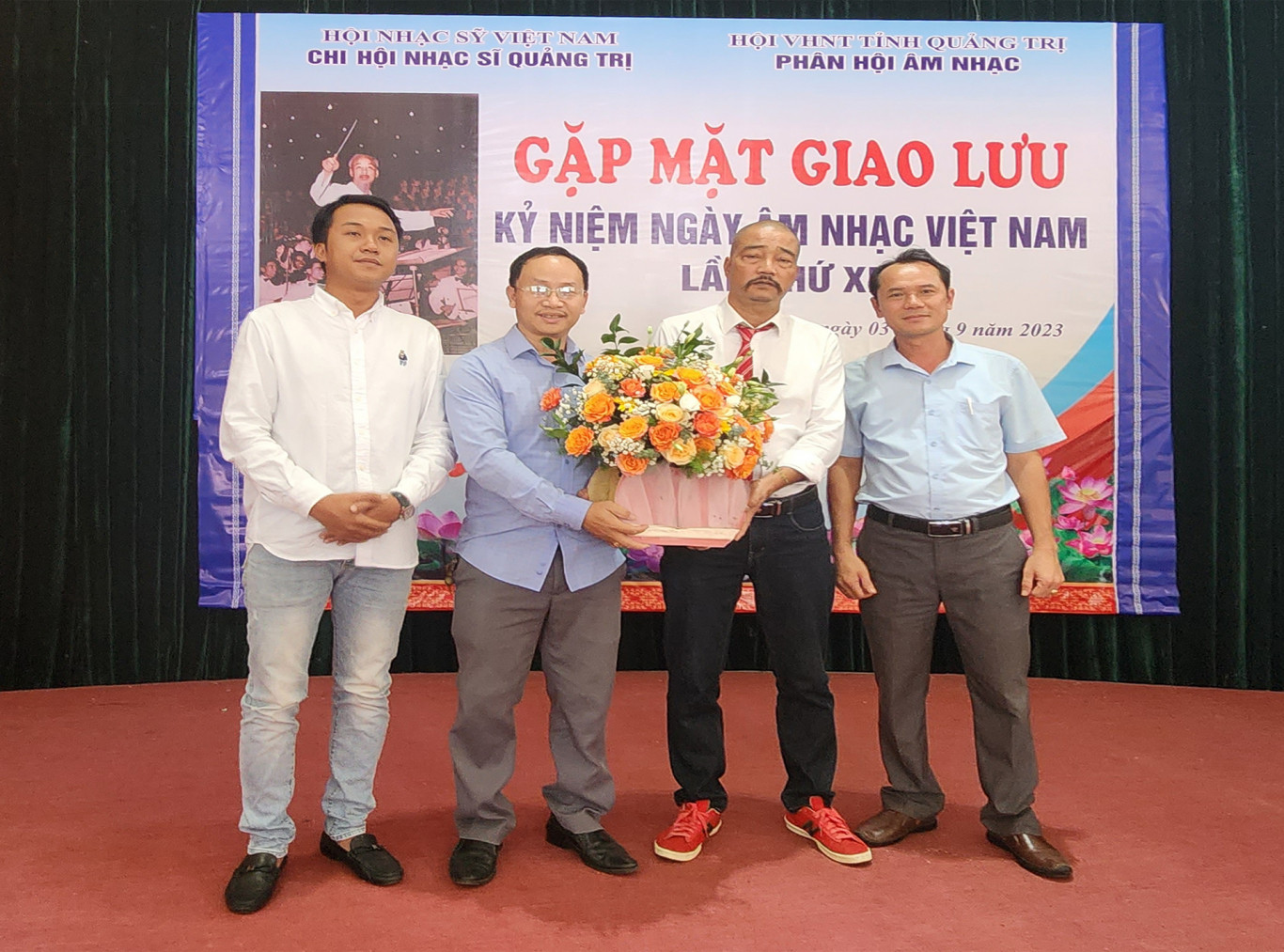 Ph&oacute; Tổng bi&ecirc;n tập Tạp ch&iacute; Cửa Việt Hồ Thanh Thọ tặng hoa ch&uacute;c mừng Ph&acirc;n hội &Acirc;m nhạc nh&acirc;n ng&agrave;y truyền thống