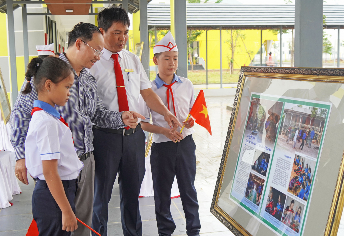 Thầy gi&aacute;o L&ecirc; Văn Dương v&agrave; nh&agrave; b&aacute;o Hồ Thanh Thọ tại buổi trưng b&agrave;y nh&acirc;n ng&agrave;y khai giảng năm học 2023 &ndash; 2024