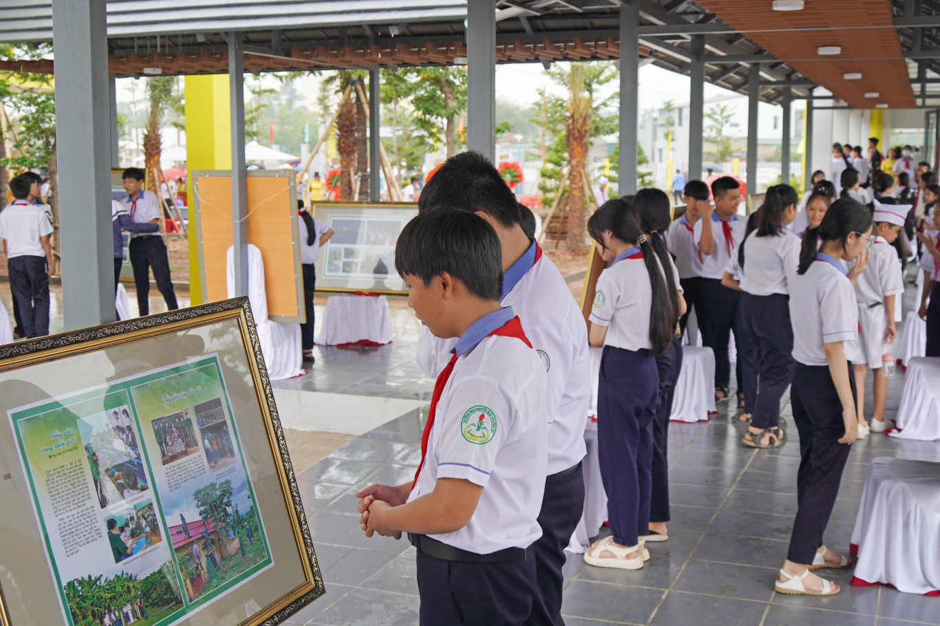 Học sinh xem c&aacute;c t&aacute;c phẩm tại buổi trưng b&agrave;y