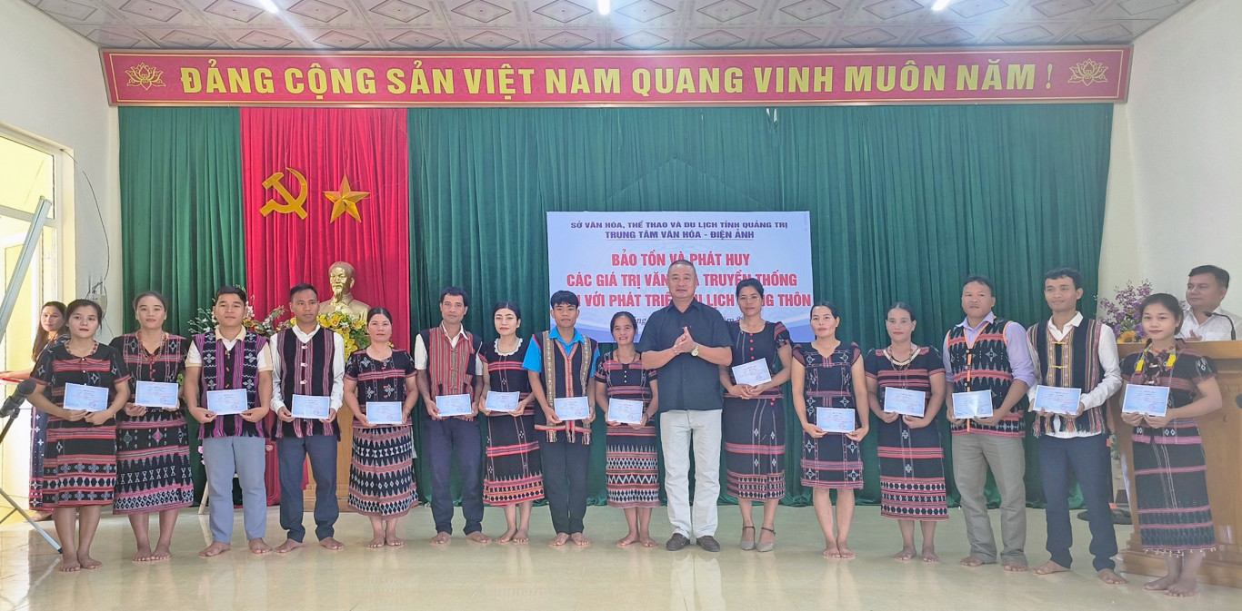 Ban tổ chức trao giấy chứng nhận cho c&aacute;c học vi&ecirc;n