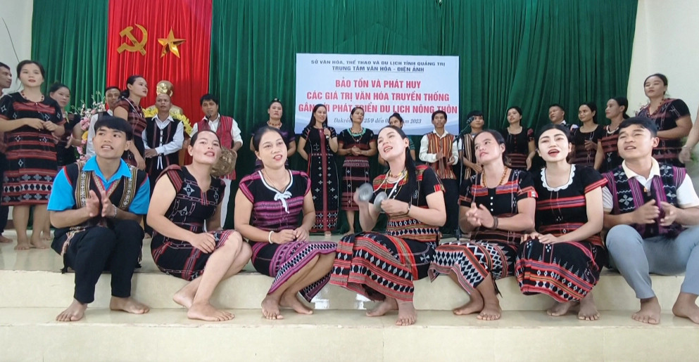 C&aacute;c học vi&ecirc;n tr&igrave;nh diễn tại buổi b&aacute;o c&aacute;o kết quả