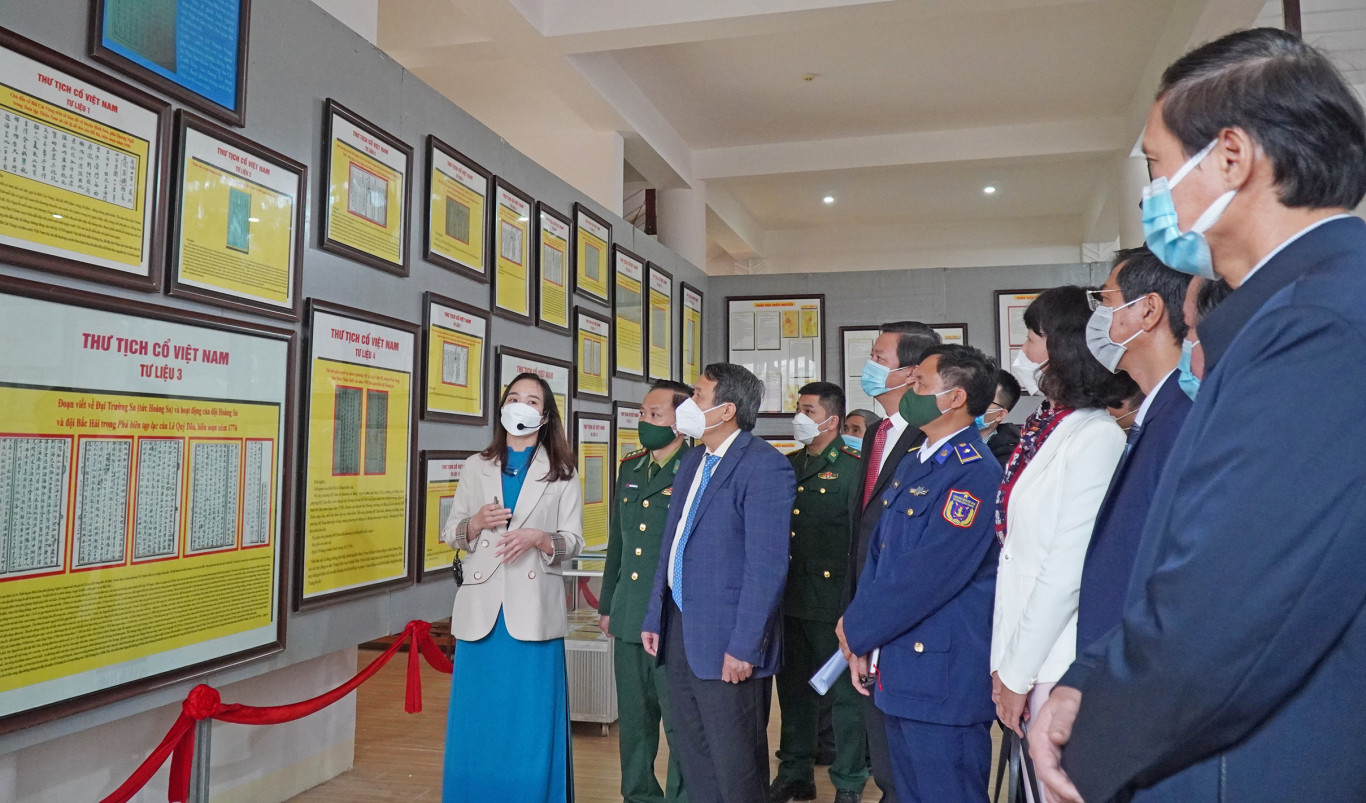 Tại triển l&atilde;m, kh&aacute;ch mời v&agrave; đại biểu được giới thiệu c&aacute;c tư liệu về 2 quần đảo Trường Sa, Ho&agrave;ng Sa thuộc chủ quyền của Việt Nam.&nbsp;