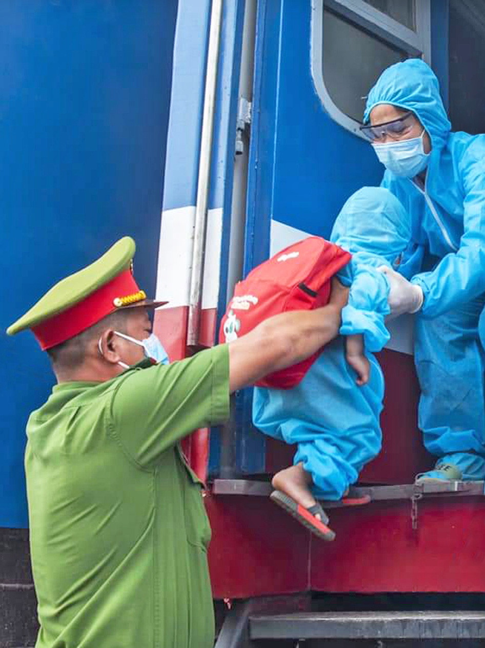 Công an tỉnh Đồng Nai cùng phối hợp đoàn công tác đưa bà con lên tàu an toàn