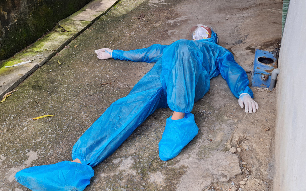 Ông Vũ Quang, Trưởng phòng Giáo dục Nghề nghiệp (Sở LĐ-TB&XH Quảng Trị) tranh thủ chợp mắt trong lúc đợi tàu ở ga Dĩ An, Bình Dương