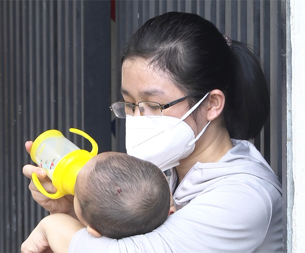 Chị Nguyễn Thị Thanh Thuỷ,  quê ở Cam Lộ, làm công nhân  ở Bình Dương. Vừa trải qua  tai nạn giao thông, chị vui mừng  khi đưa con nhỏ mới 10 tháng tuổi  trở về quê nhà.