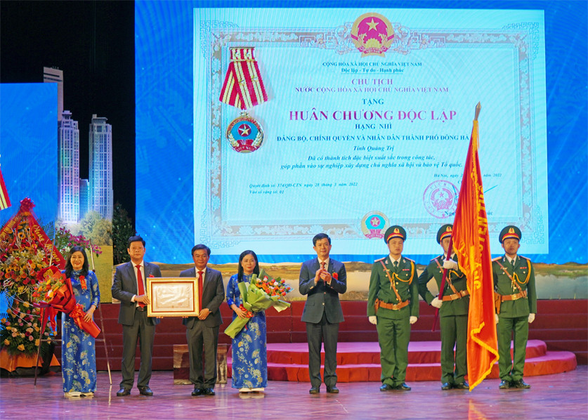 Thừa ủy quyền của Chủ tịch nước, B&iacute; thư Tỉnh ủy L&ecirc; Quang T&ugrave;ng trao Hu&acirc;n chương Độc lập hạng Nh&igrave; cho Đảng bộ, ch&iacute;nh quyền v&agrave; Nh&acirc;n d&acirc;n th&agrave;nh phố Đ&ocirc;ng H&agrave; - Ảnh: H.T.T
