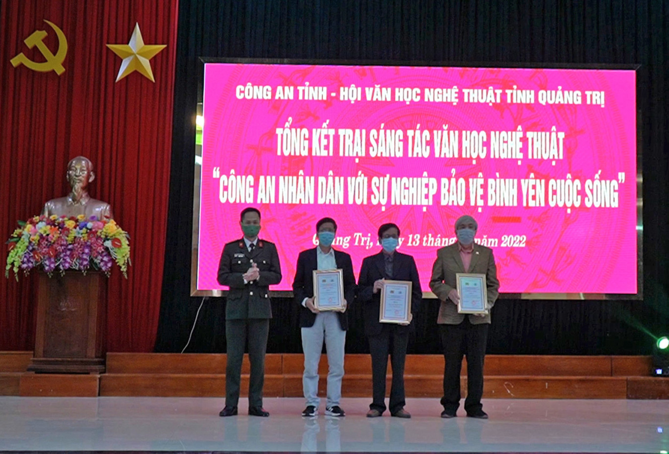 Ban tổ chức trao giải A cho c&aacute;c t&aacute;c giả