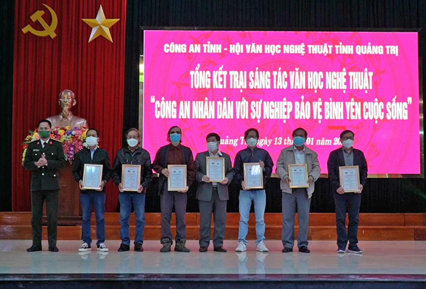 Ban tổ chức trao giải B cho c&aacute;c t&aacute;c giả