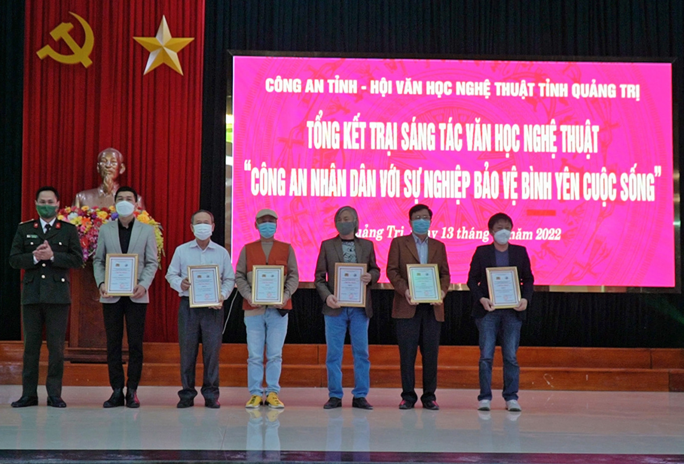 Ban tổ chức trao giải C cho c&aacute;c t&aacute;c giả