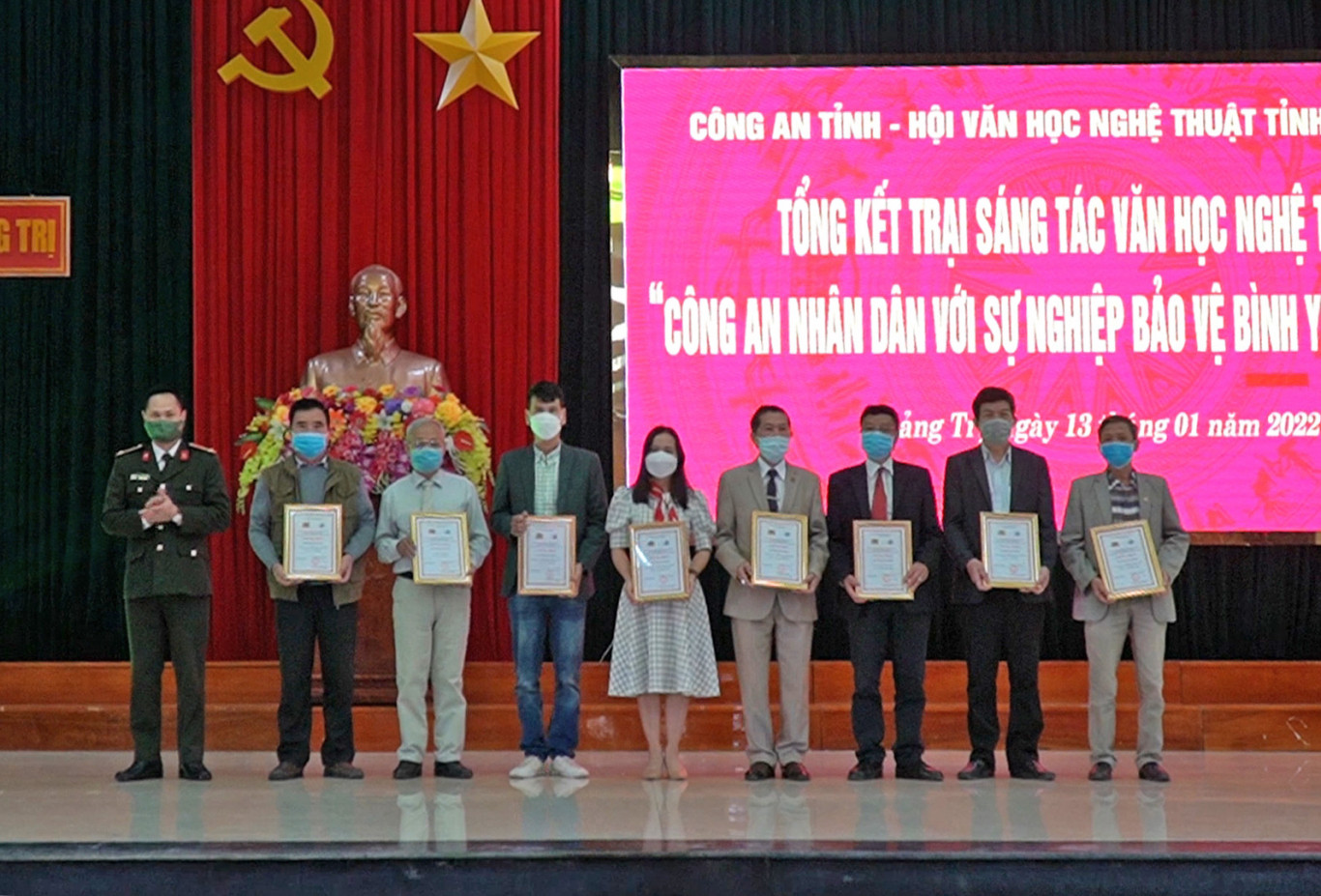 Ban tổ chức trao giải Khuyến kh&iacute;ch cho c&aacute;c t&aacute;c giả