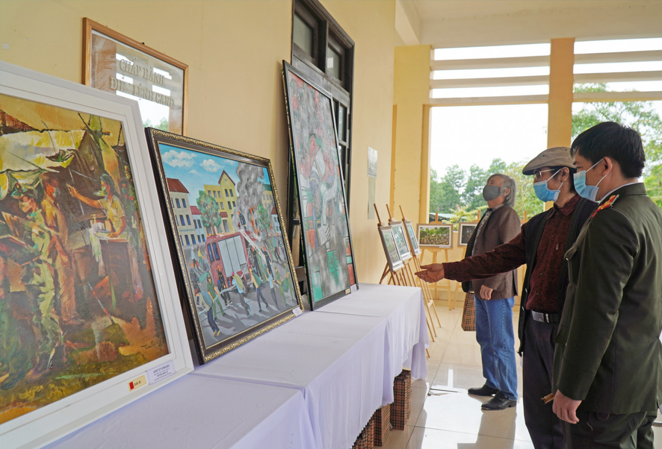 Đại biểu v&agrave; kh&aacute;ch mời tham quan triển l&atilde;m 