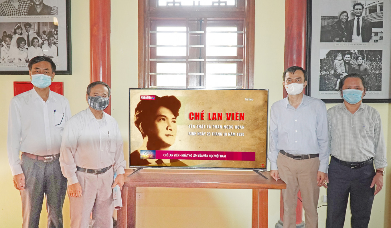 &Ocirc;ng L&acirc;m Quang Huy &ndash; Đại diện Văn ph&ograve;ng thường tr&uacute; b&aacute;o Nh&acirc;n d&acirc;n tại Quảng Trị trao tặng tivi 58 inch