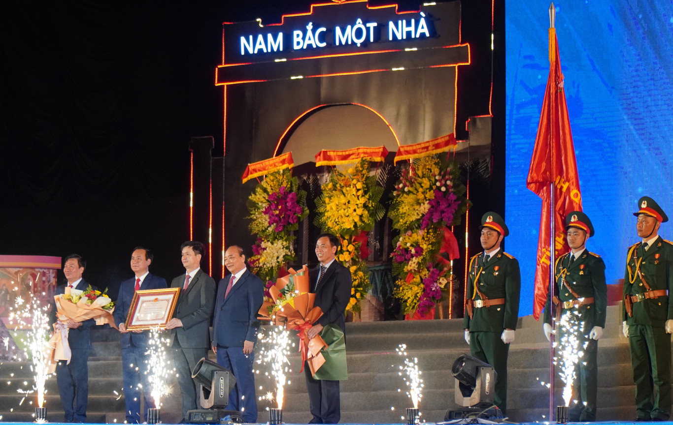 Chủ tịch nước Nguyễn Xu&acirc;n Ph&uacute;c trao Hu&acirc;n chương Hồ Ch&iacute; Minh lần 2 cho tỉnh Quảng Trị - Ảnh: H.T