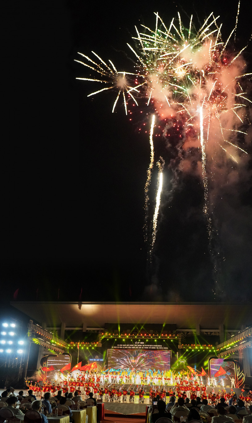 Ph&aacute;o hoa ch&agrave;o mừng Lễ Kỷ niệm - Ảnh: H.T