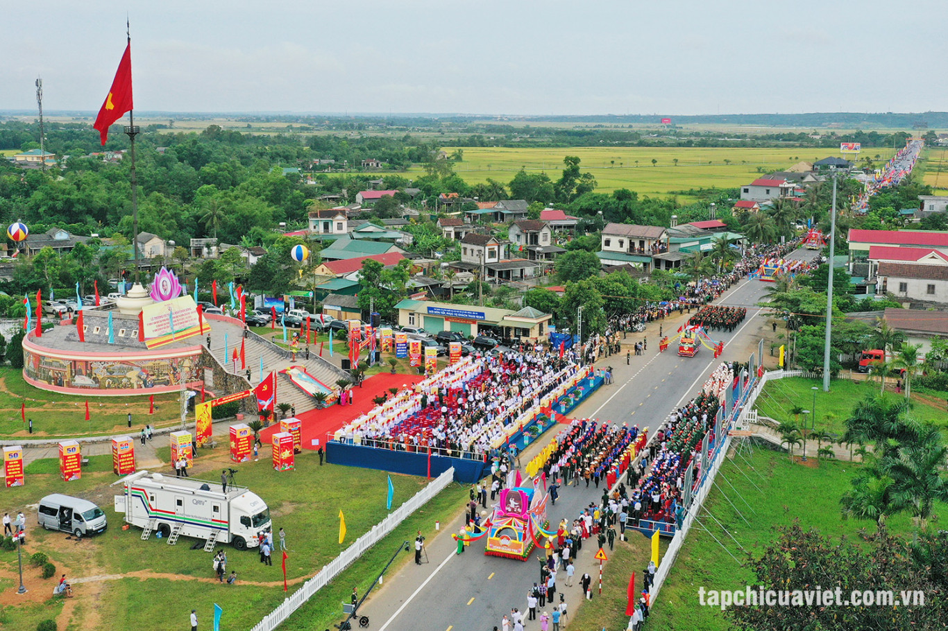 Lễ diễu binh, diễu h&agrave;nh tại Di t&iacute;ch Quốc gia đặc biệt ''Đ&ocirc;i bờ Hiền Lương-Bến Hải'' - Ảnh: Hồ Thanh Thọ