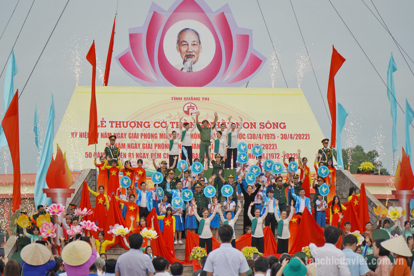 Tiết mục văn nghệ tại lễ Thượng cờ Thống nhất non s&ocirc;ng - Ảnh: Hồ Thanh Thọ