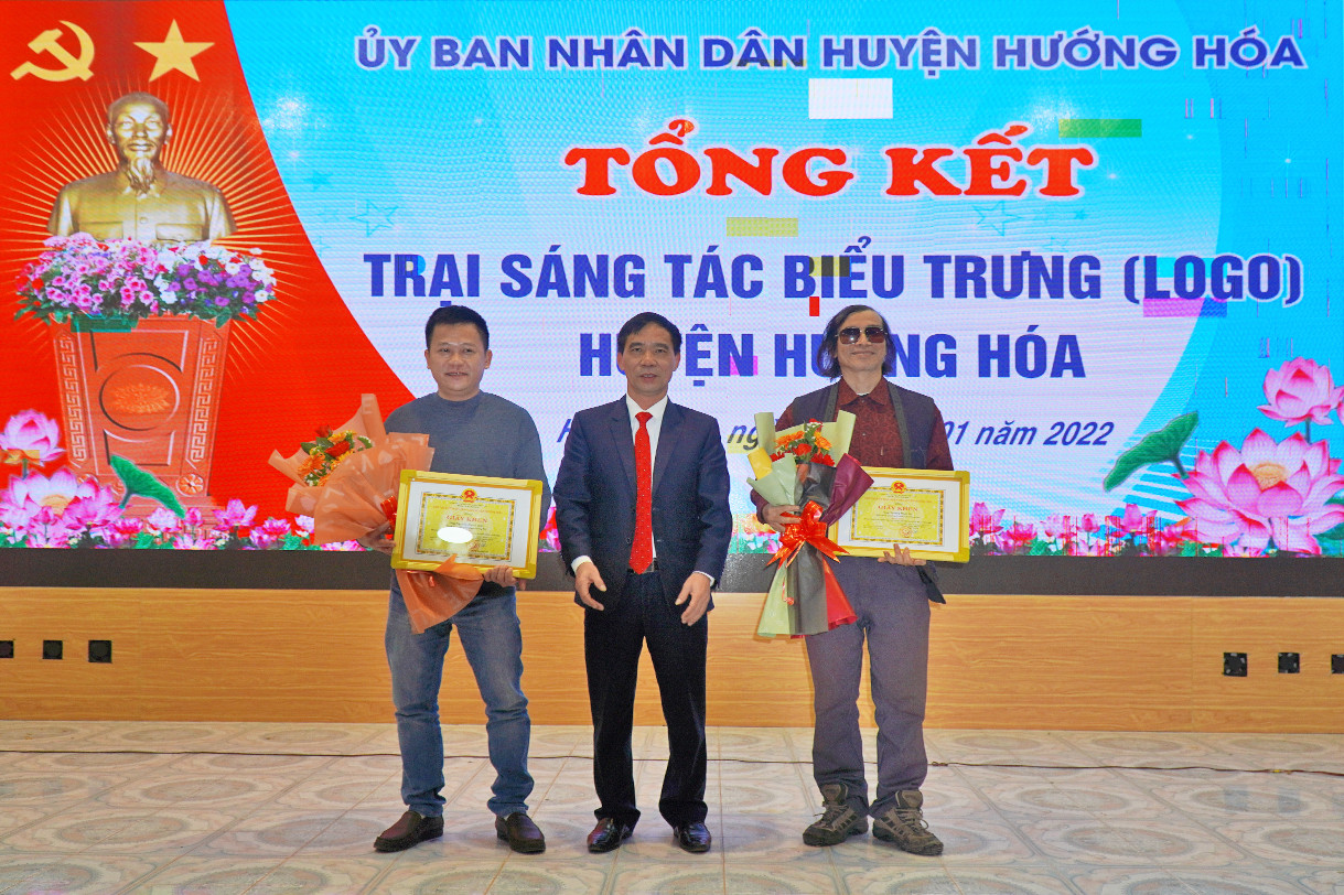 Ban tổ chức trao giải B cho c&aacute;c t&aacute;c giả