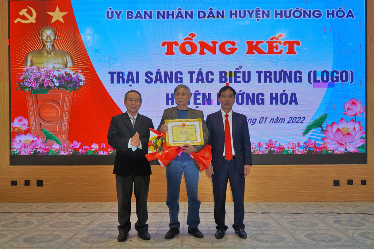 Ban tổ chức trao giải A cho t&aacute;c giả