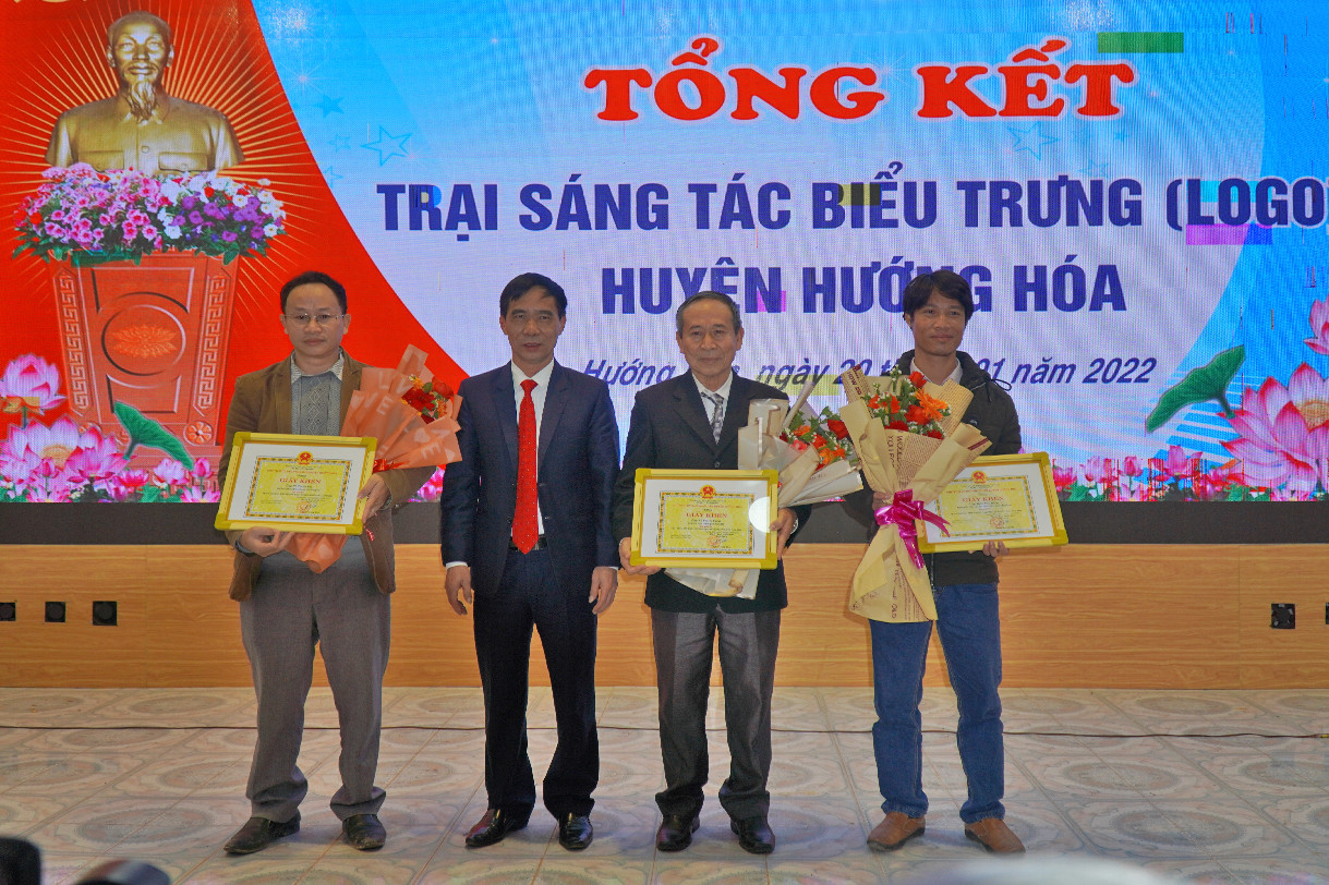 Ban tổ chức trao giải C cho c&aacute;c t&aacute;c giả