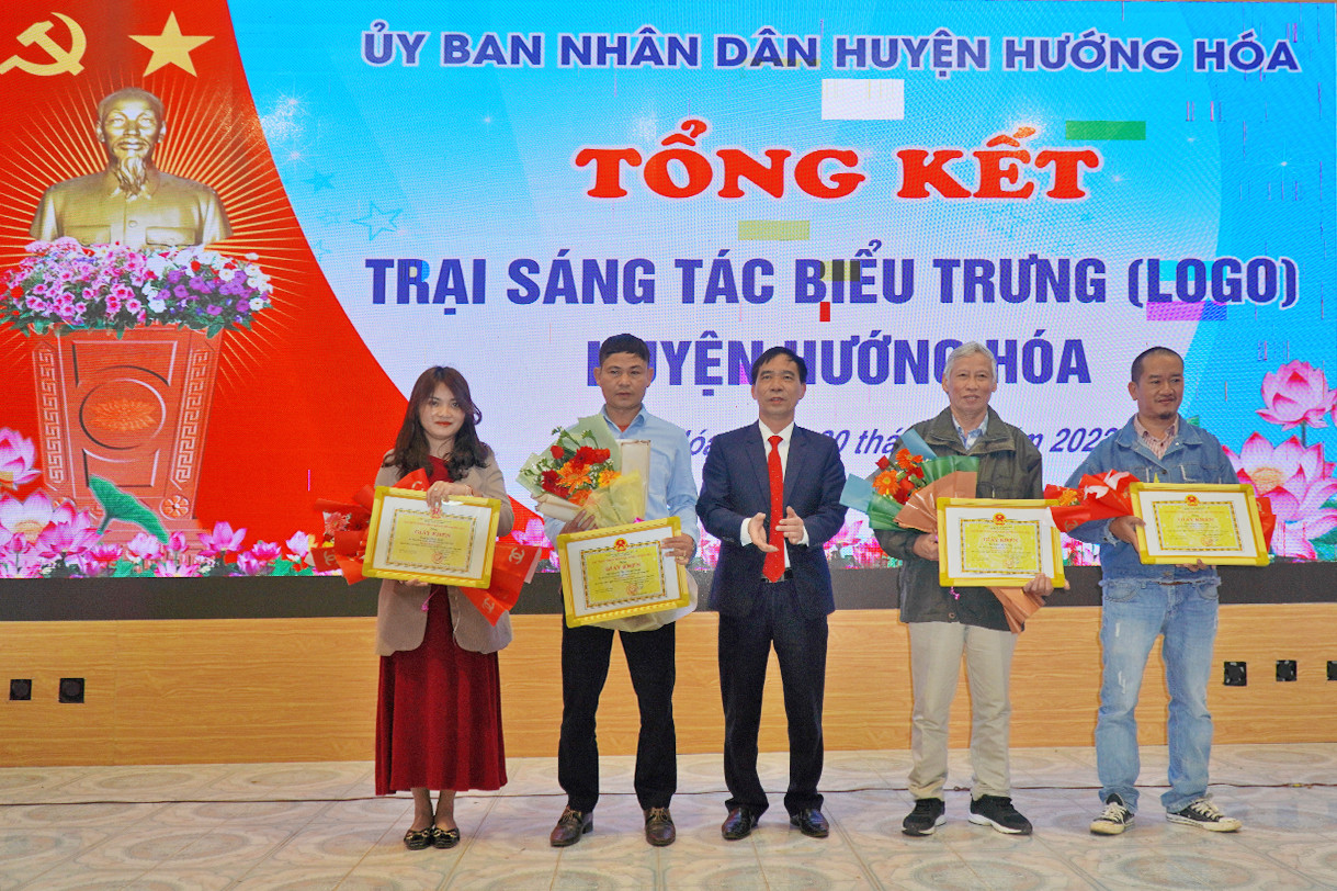 Ban tổ chức trao giải Khuyến kh&iacute;ch cho c&aacute;c t&aacute;c giả