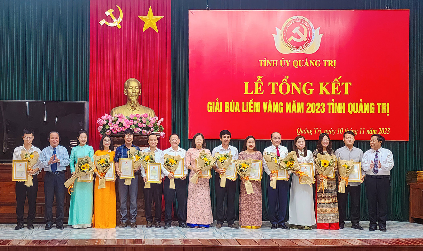 Ph&oacute;ng vi&ecirc;n Tạp ch&iacute; Cửa Việt nhận giải Khuyến kh&iacute;ch v&agrave; giải Chuy&ecirc;n đề