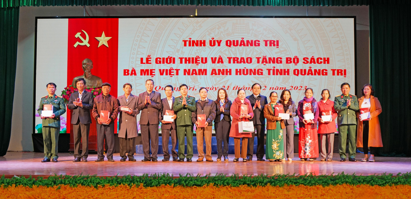 L&atilde;nh đạo tỉnh trao tặng bộ s&aacute;ch &ldquo;B&agrave; mẹ Việt Nam anh h&ugrave;ng tỉnh Quảng Trị&rdquo; cho đại diện th&acirc;n nh&acirc;n một số B&agrave; mẹ Việt Nam anh h&ugrave;ng tỉnh Quảng Trị - Ảnh: Thanh Thọ