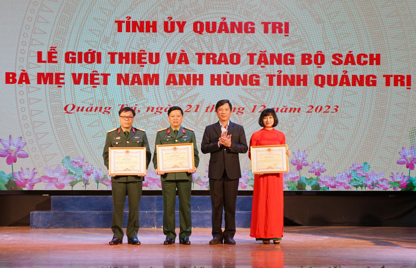 Ph&oacute; Chủ tịch UBND tỉnh Ho&agrave;ng Nam trao bằng khen của Chủ tịch UBND tỉnh cho 2 tập thể, 1 c&aacute; nh&acirc;n - Ảnh: Thanh Thọ