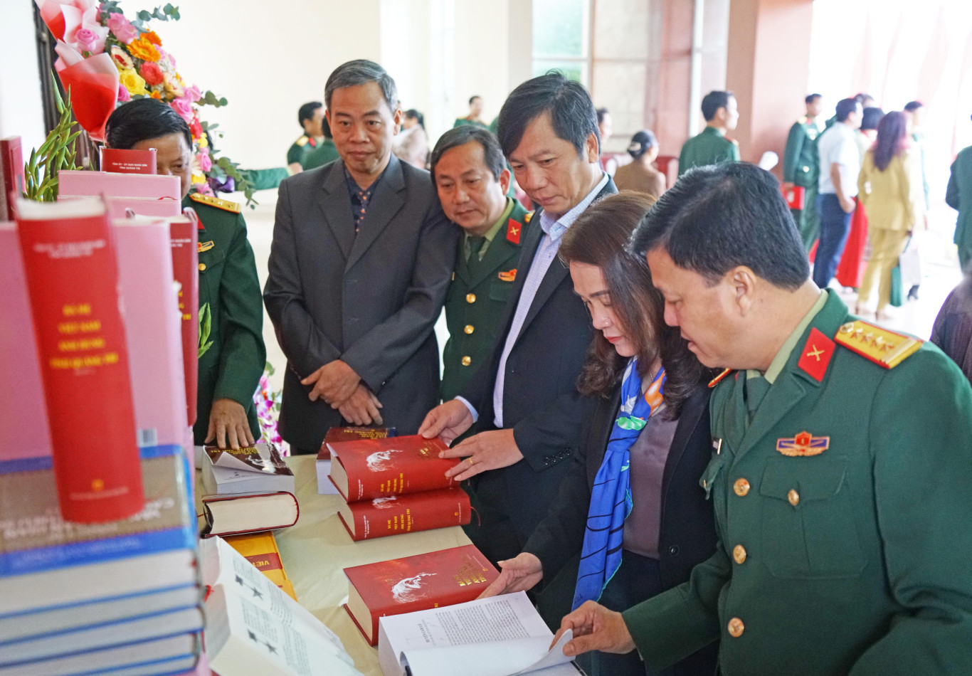 Đại biểu xem bộ s&aacute;ch tại kh&ocirc;ng gian trưng b&agrave;y - Ảnh: Thanh Thọ