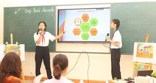 Nh&oacute;m nghi&ecirc;n cứu tr&igrave;nh b&agrave;y b&aacute;o c&aacute;o trong Cuộc thi KHKT cấp th&agrave;nh phố