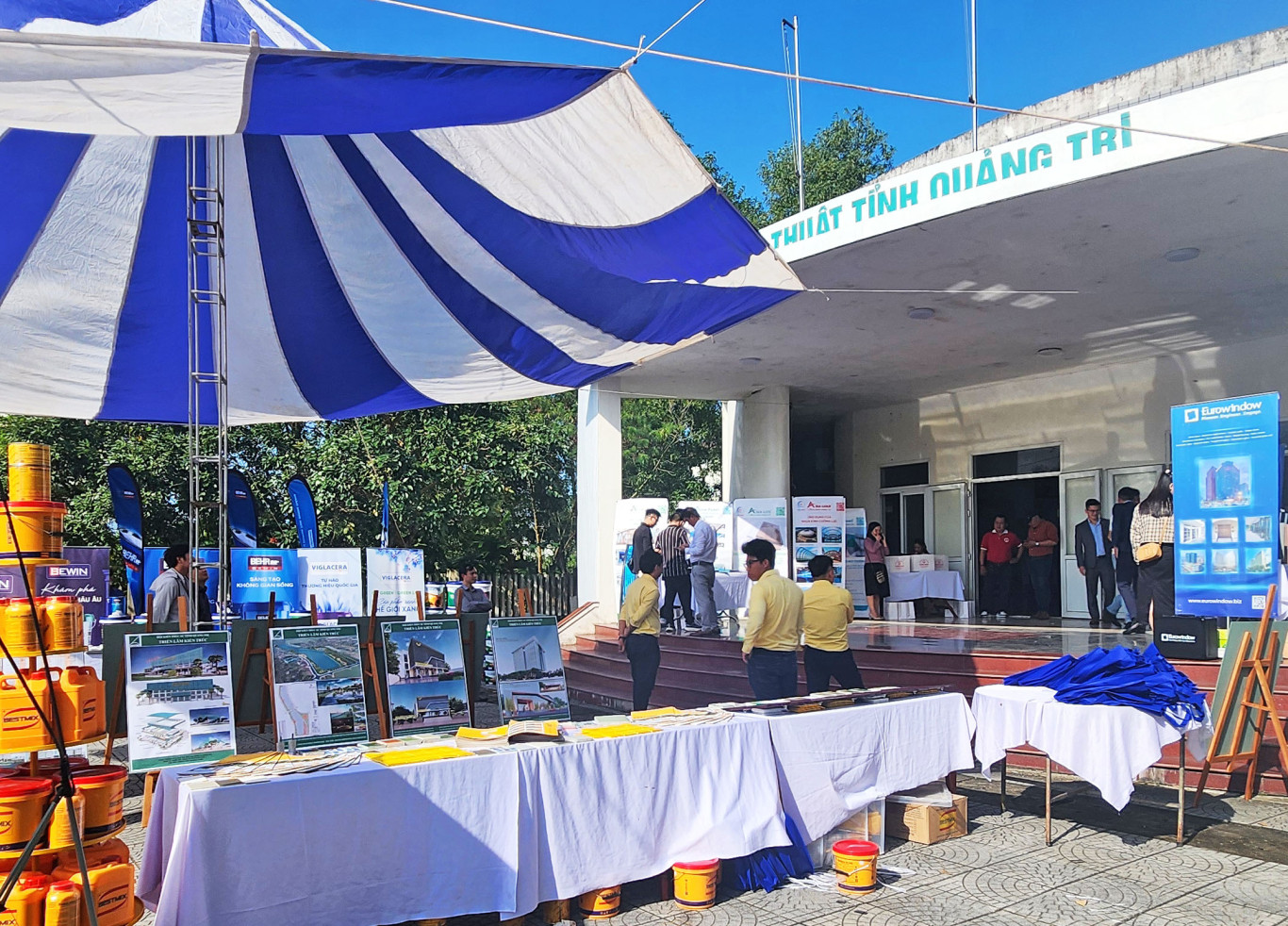 Kh&ocirc;ng gian trưng b&agrave;y c&aacute;c t&aacute;c phẩm thiết kế của hội vi&ecirc;n Hội KTS Quảng Trị v&agrave; c&aacute;c sản phẩm thiết bị trong x&acirc;y dựng - Ảnh: T.N